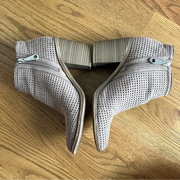 DV by Dolce Vita Perforated Tan Ankle Booties Stacked Heel Side Zip Size 7 - Picture 7 of 10
